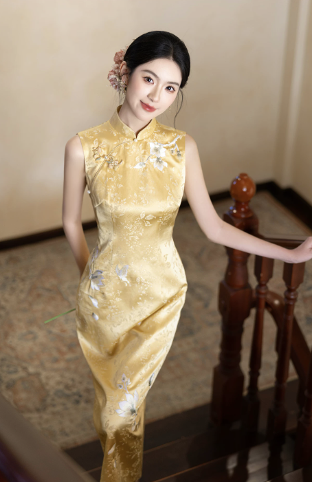 Sườn xám vàng ánh kim hoa thêu thanh lịch_I64