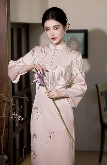 Sườn xám tua rua thêu hoa cổ tàu dáng ôm quý phái_I62