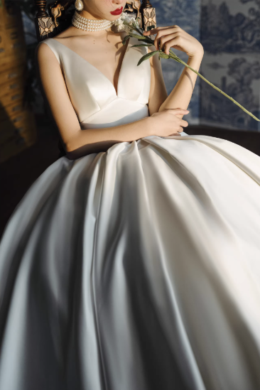 Váy cưới công chúa satin cổ V lưng hở sang trọng_I12