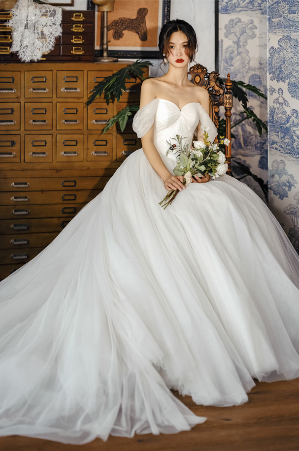 Váy cưới công chúa trễ vai voan bay_I08