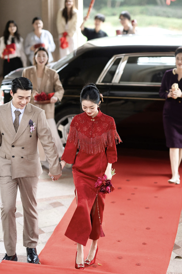 Sườn xám đỏ dài tua rua cổ cao tôn dáng_I75