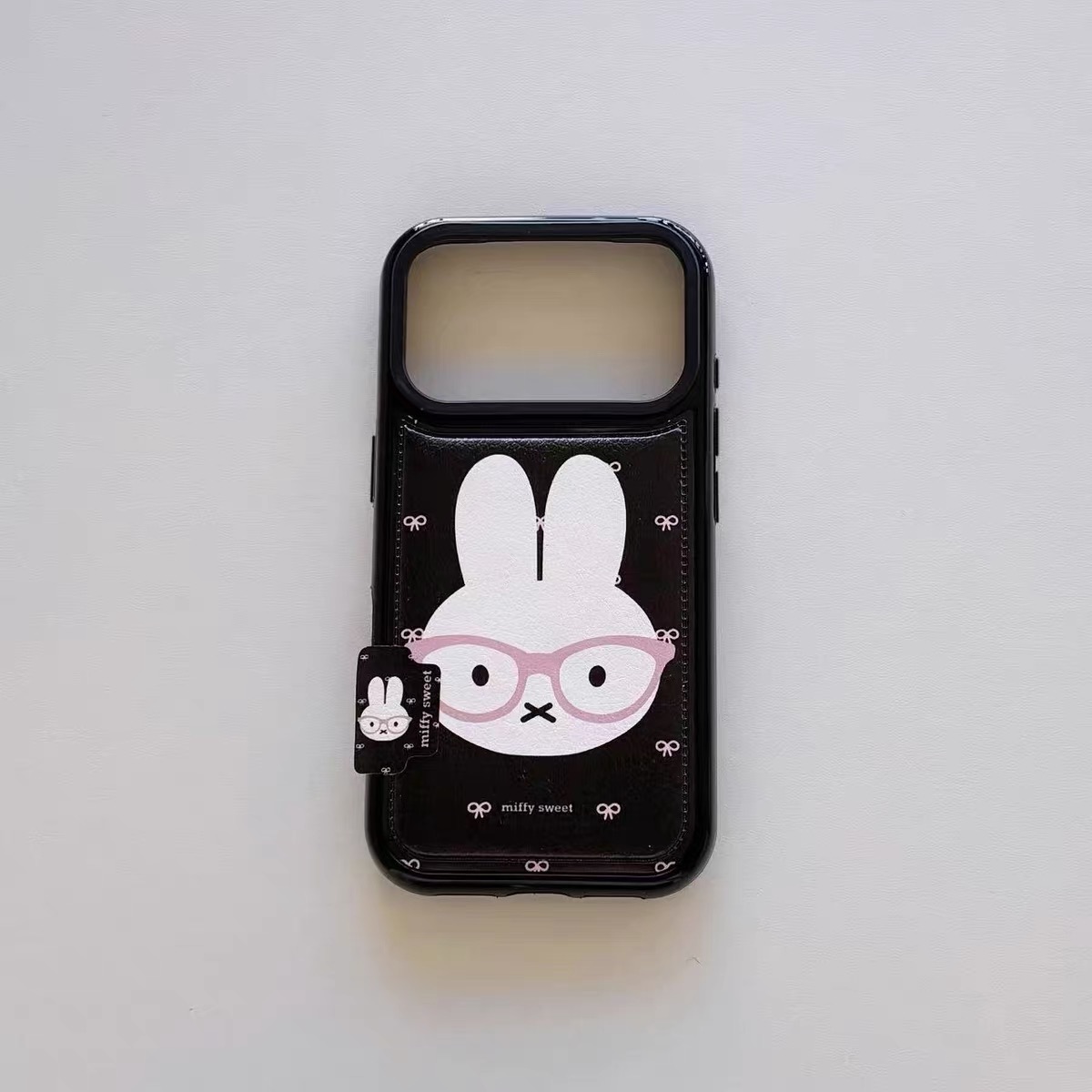 Ốp lưng Miffy đen, hình thỏ đeo kính hồng, kèm ngăn đựng thẻ_O191 (Tất cả các dòng Iphone)