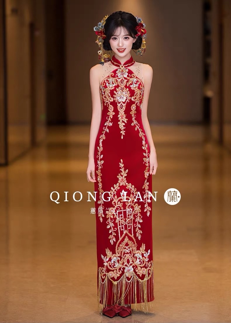 Sườn xám cô dâu đỏ thêu hoa văn vàng, tay lửng tua rua_I138