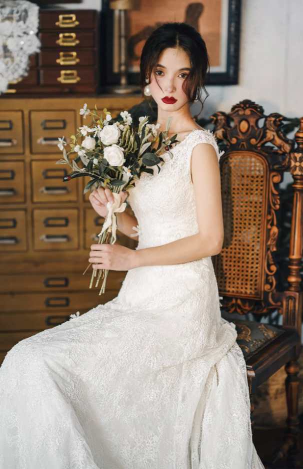 Váy cưới ren cổ thuyền lưng chữ V nhẹ nhàng_I20