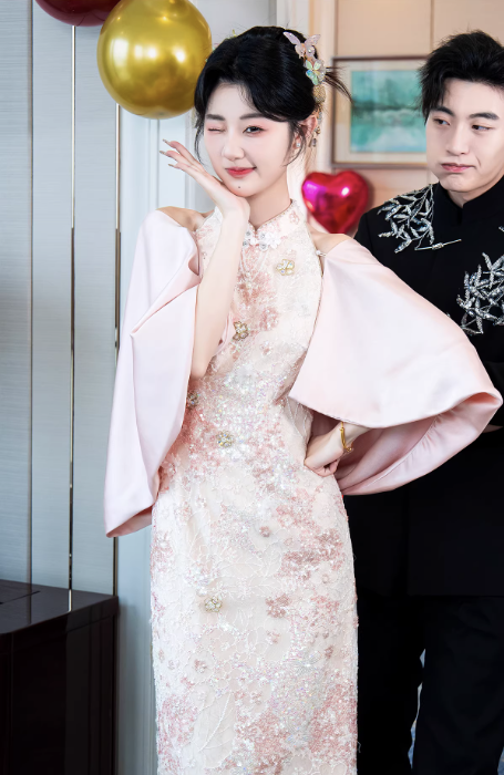 Sườn xám cưới cách tân hồng phấn đính ngọc trai quyến rũ_I56