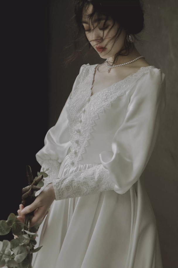 Váy cưới satin cổ V lưng đính ngọc trai_I22