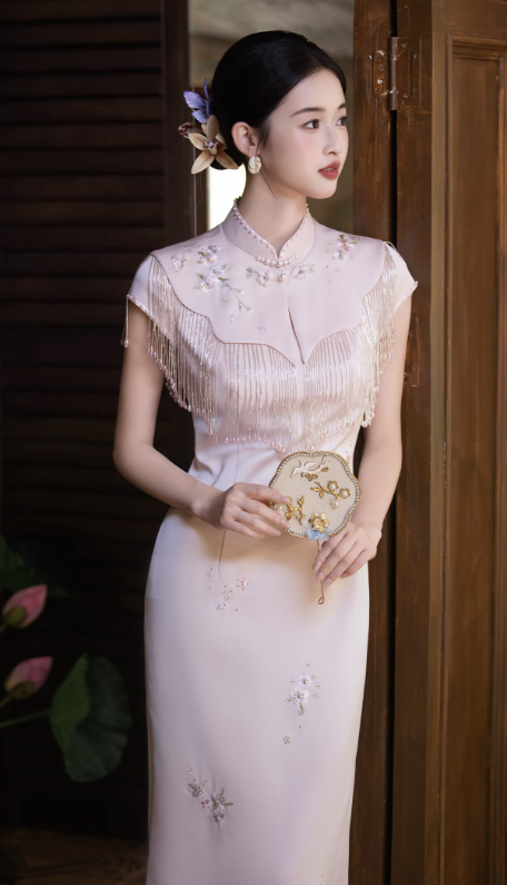 Sườn xám tua rua thêu hoa cổ tàu dáng ôm quý phái_I62