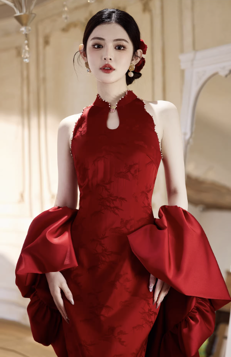 Sườn xám cưới đỏ cổ yếm đính ngọc kèm áo choàng_I55