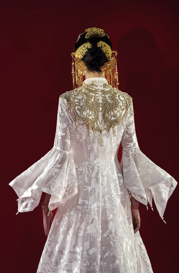 Váy cưới cổ cao thêu ngọc trai phong cách Trung Hoa_I21