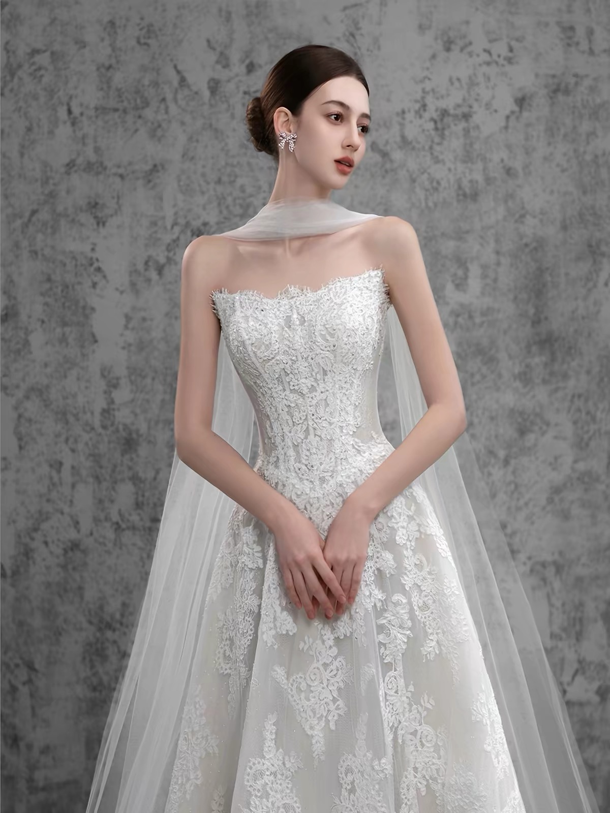 Váy cưới ren đuôi cá đính hoa cổ vuông kèm voan dài_I121