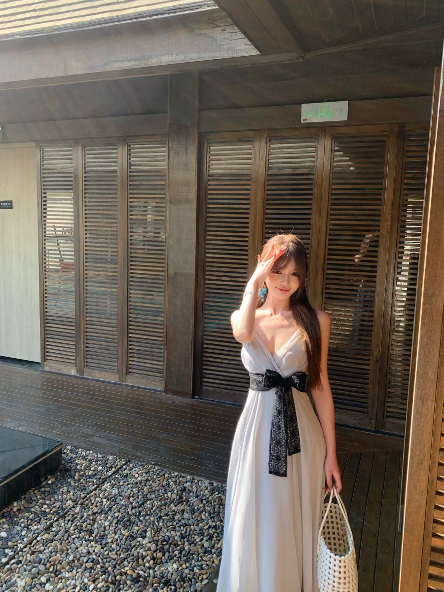 Váy dài 2 dây cổ V nữ tính nhẹ nhàng_Y12