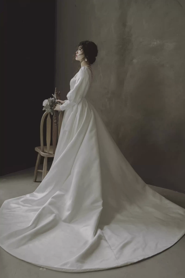 Váy cưới satin cổ V lưng đính ngọc trai_I22