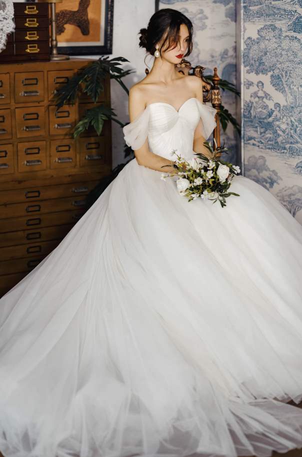 Váy cưới công chúa trễ vai voan bay_I08