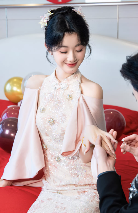 Sườn xám cưới cách tân hồng phấn đính ngọc trai quyến rũ_I56