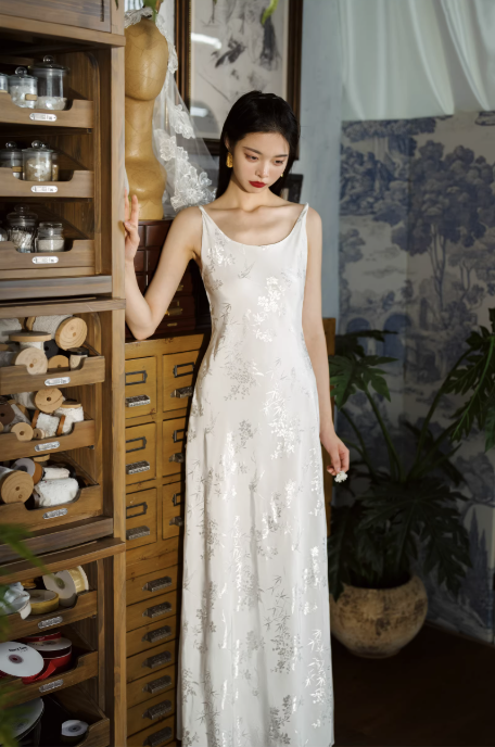 Váy cưới hai dây dáng suông thêu hoa nhẹ nhàng_I23