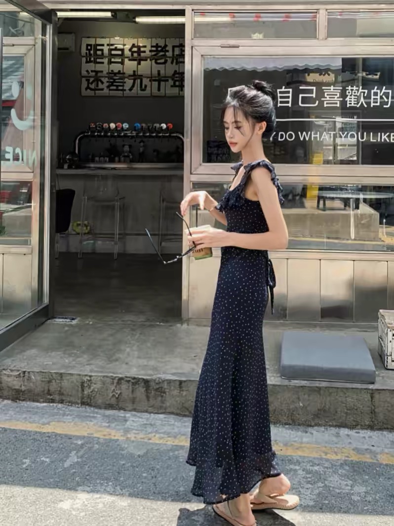 Váy chấm bi cổ vuông bèo ngực_Y77