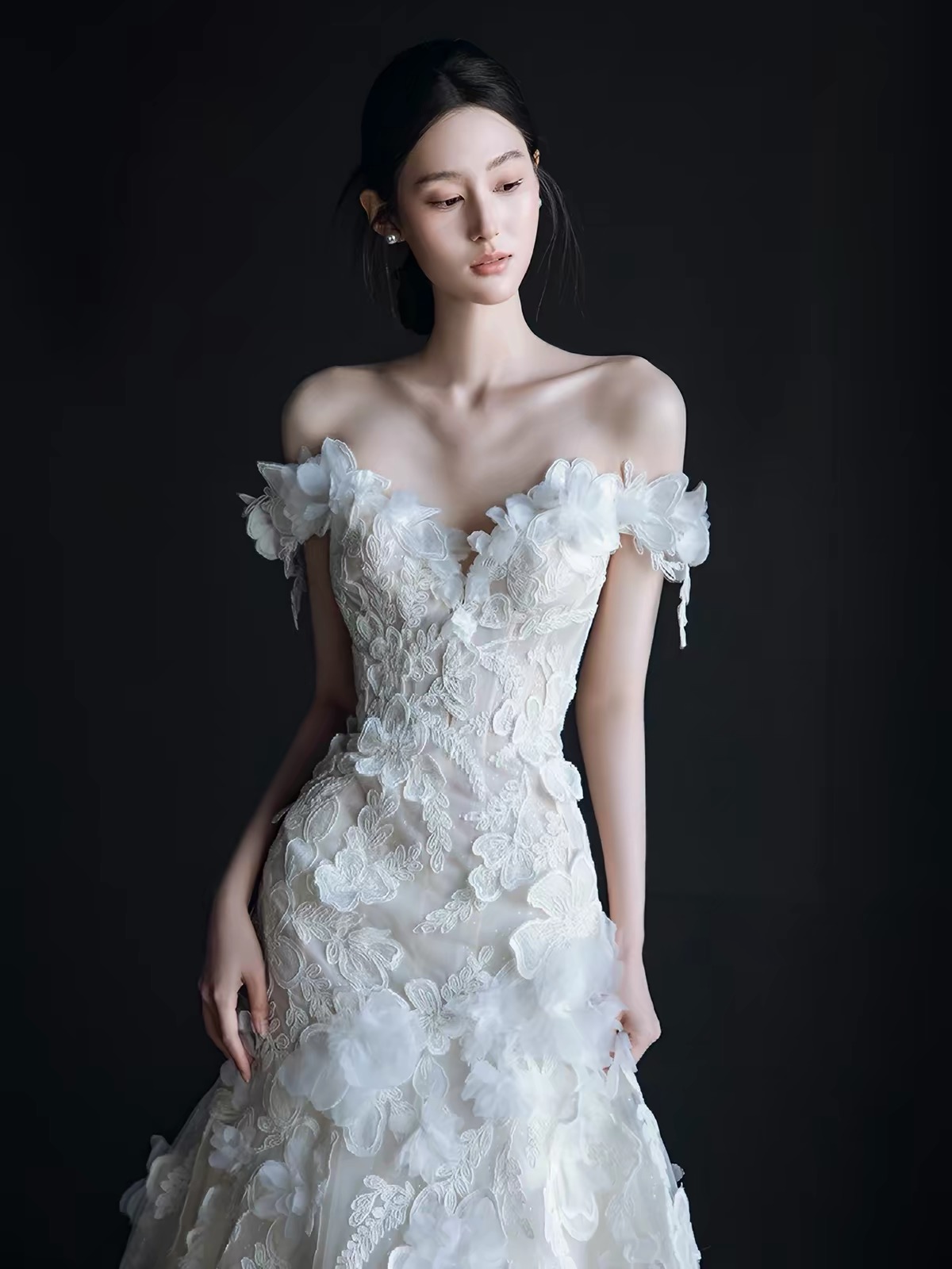 Váy cưới ren hoa dáng chữ A phối voan dài đính hoa nổi_I120