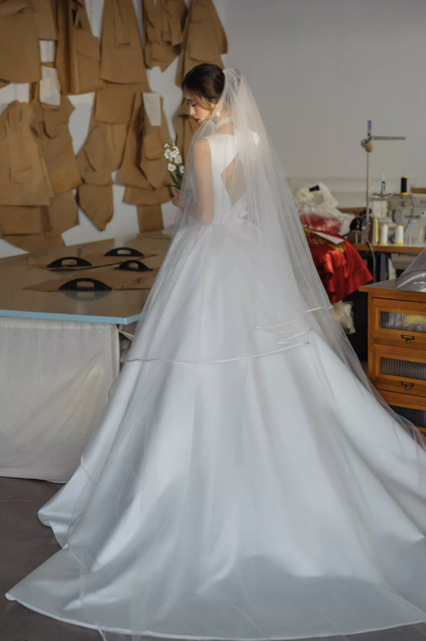 Váy cưới satin cổ vuông dáng xòe phong cách cổ điển_I18