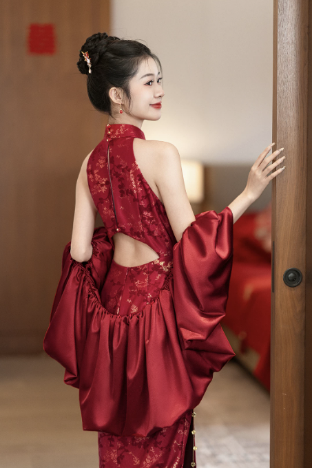 Sườn xám đỏ cổ yếm họa tiết gấm kèm choàng quý phái_I61