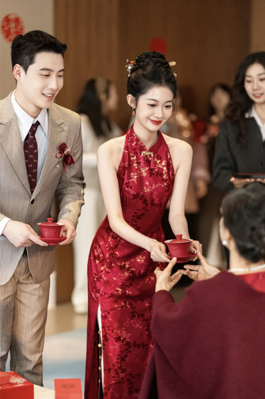 Sườn xám đỏ cổ yếm họa tiết gấm kèm choàng quý phái_I61