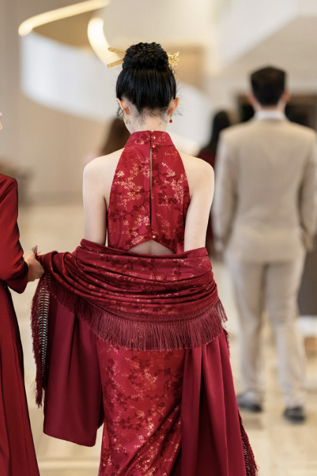 Sườn xám đỏ cổ yếm họa tiết gấm kèm choàng quý phái_I61