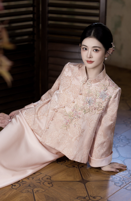 Sườn xám gấm hồng pastel dáng suông thanh lịch_I52
