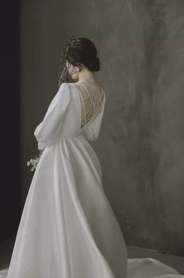 Váy cưới satin cổ V lưng đính ngọc trai_I22