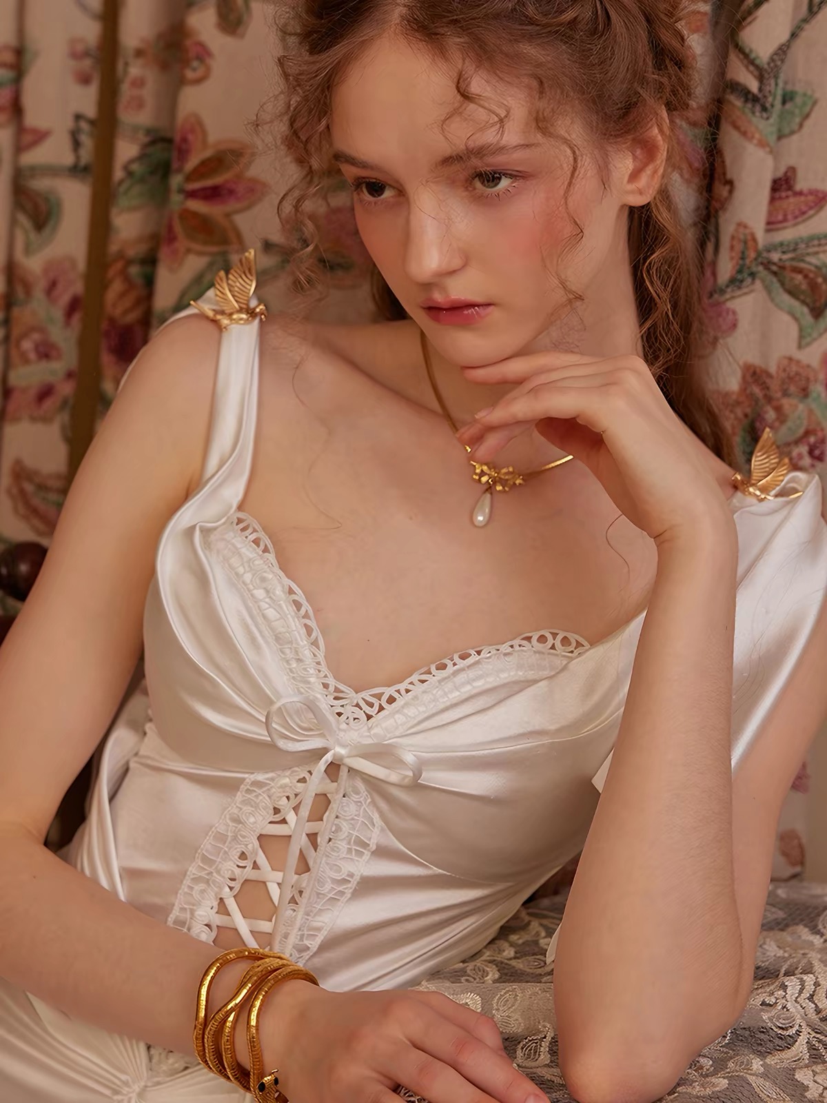 LaceMade váy ôm cổ V nhún eo_Y103