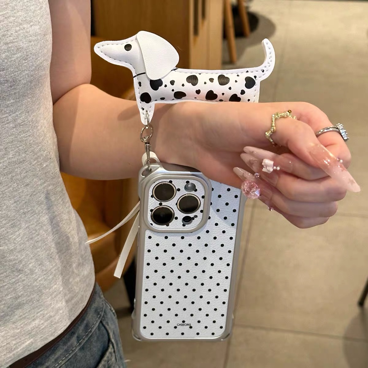 Ốp điện thoại chấm bi phối viền bạc kèm dây đeo hình chó đốm_O165 (Iphone, Huawei, Honor, OPPO, Vivo, Xiaomi & Redmi)