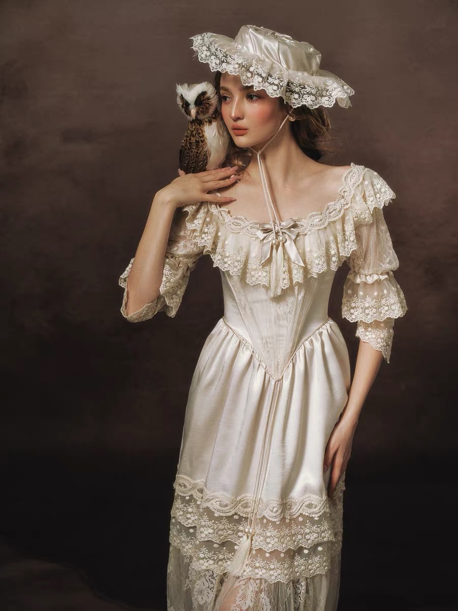 LaceMade váy ren cổ vuông tay lửng cổ điển_V42