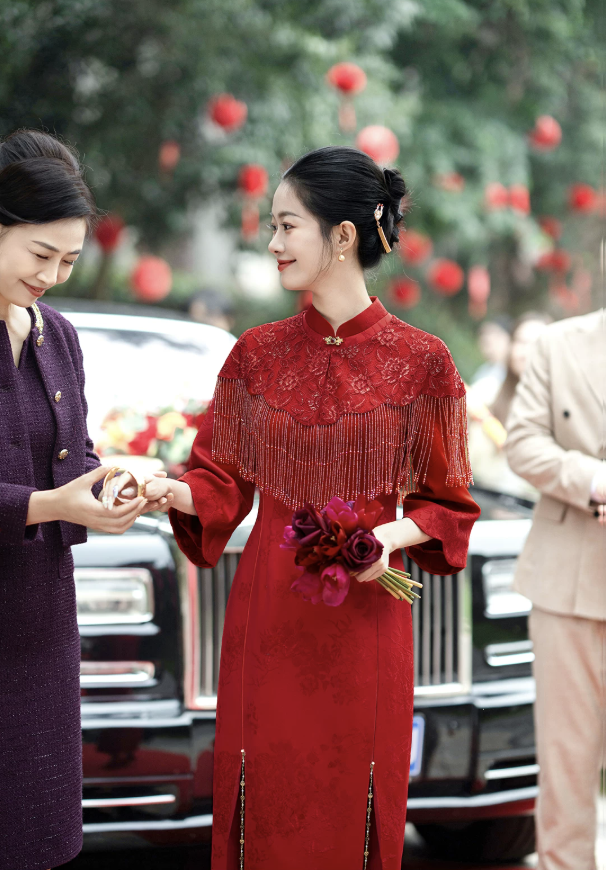 Sườn xám đỏ dài tua rua cổ cao tôn dáng_I75
