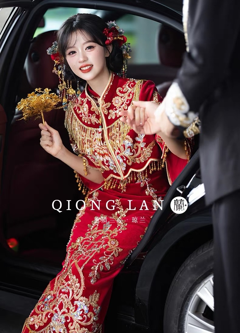 Sườn xám cô dâu đỏ thêu hoa văn vàng, tay lửng tua rua_I138