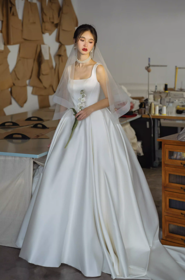 Váy cưới satin cổ vuông dáng xòe phong cách cổ điển_I18