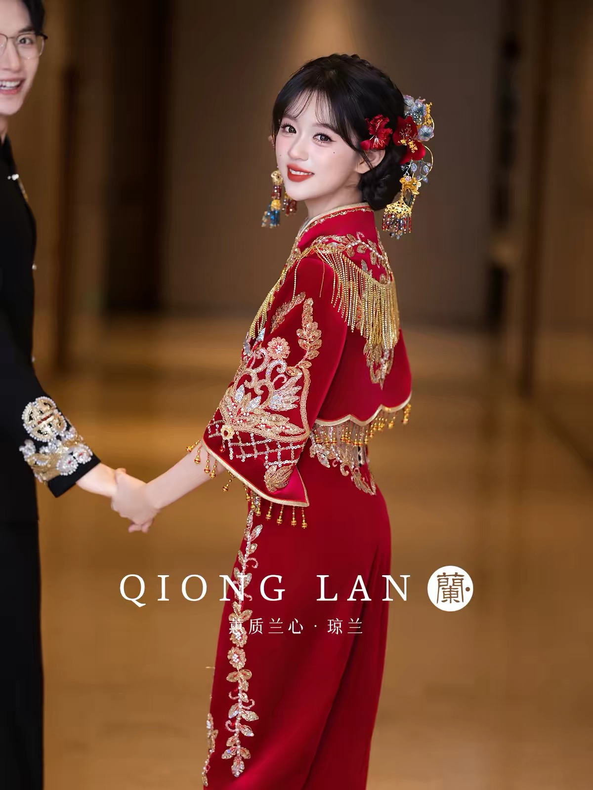Sườn xám cô dâu đỏ thêu hoa văn vàng, tay lửng tua rua_I138