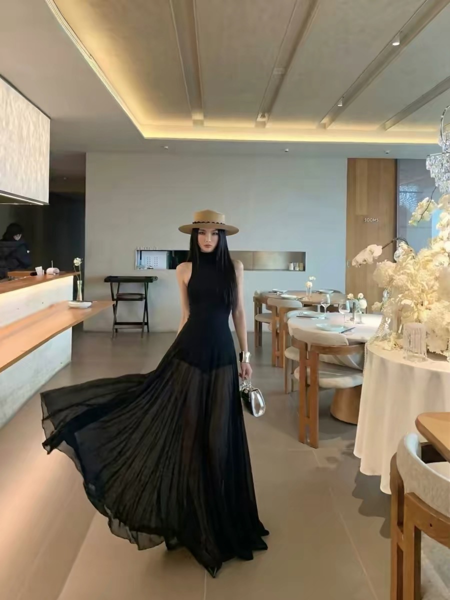 Váy dài dáng ôm cổ yếm xòe nhẹ thanh lịch_Y21