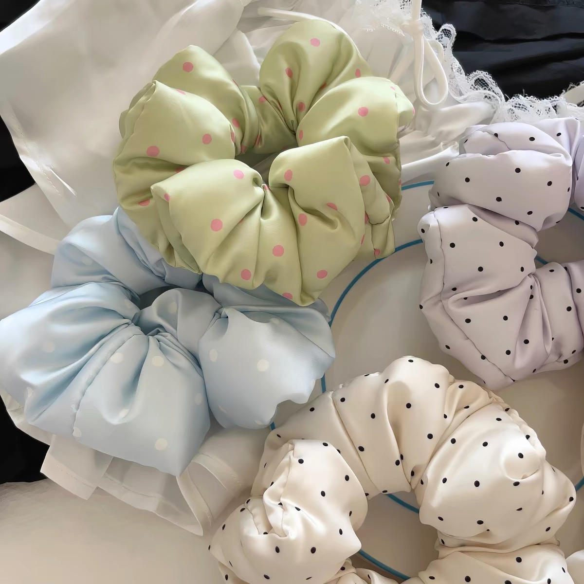 Scrunchie vải lụa chấm bi phồng_R04