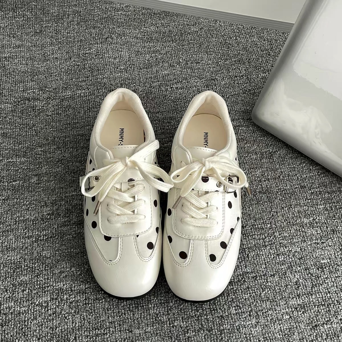 Giày sneaker mũi tròn chấm bi_S04