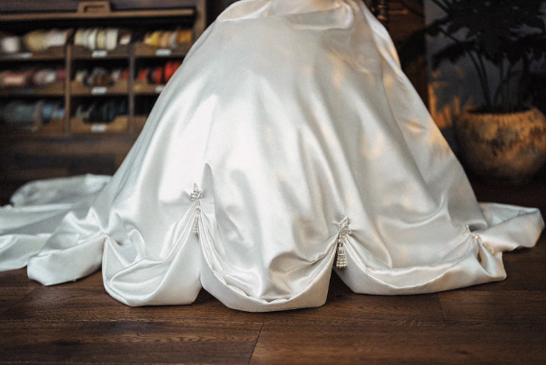 Váy cưới satin dáng công chúa đính ngọc trai_I26