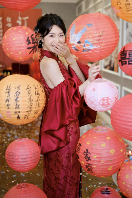 Sườn xám đỏ cổ yếm họa tiết gấm kèm choàng quý phái_I61