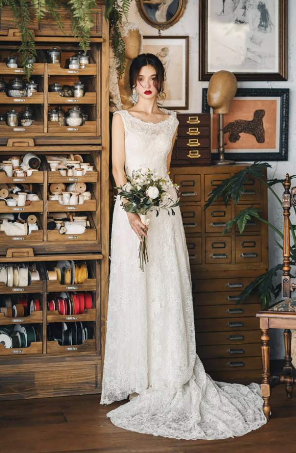 Váy cưới ren cổ thuyền lưng chữ V nhẹ nhàng_I20