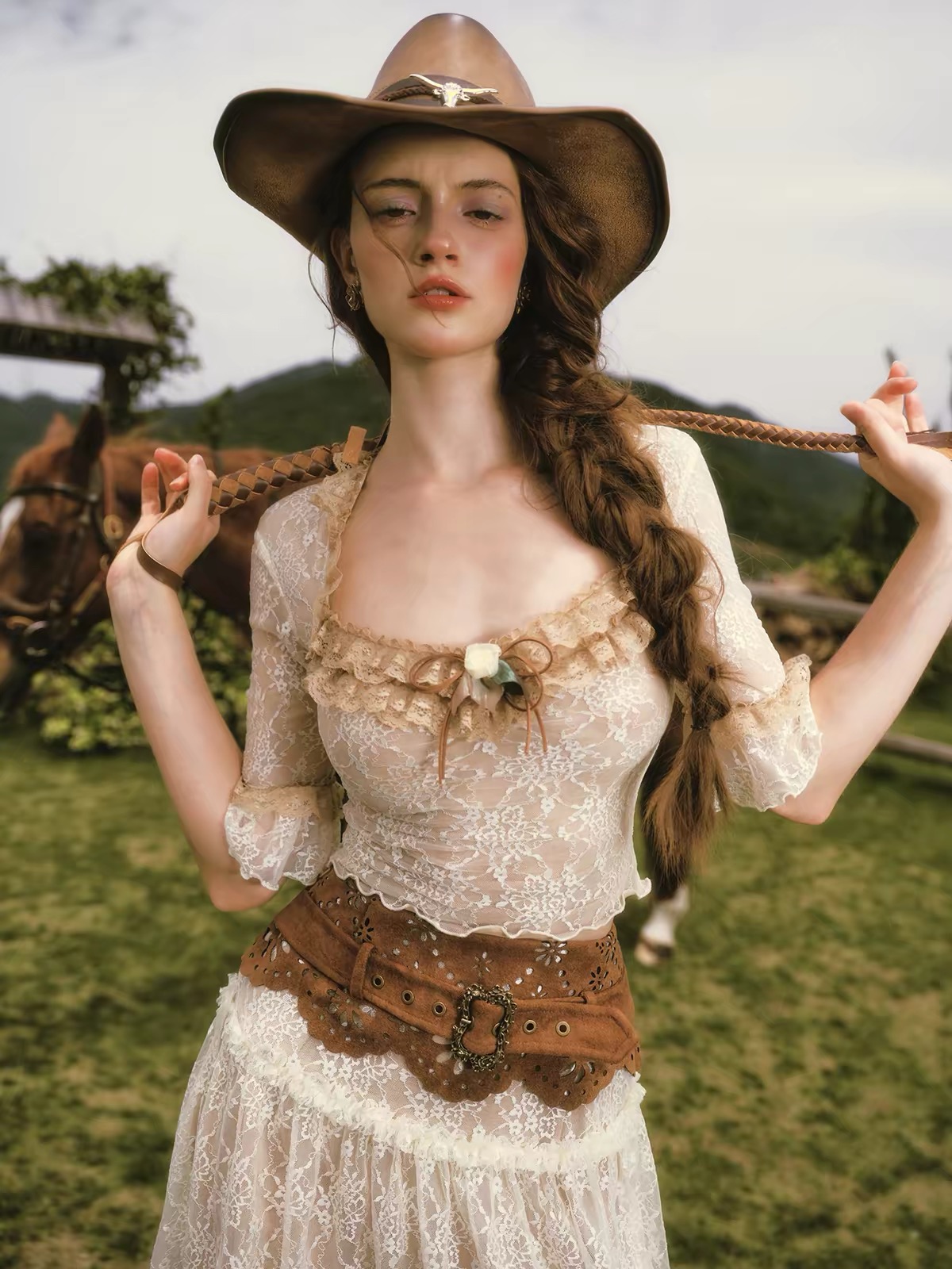 LaceMade áo ren cổ vuông kèm chân váy_V54