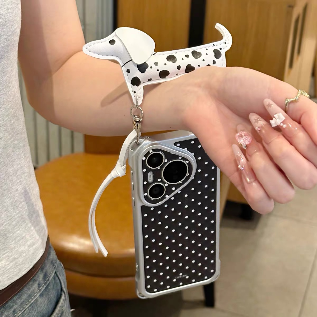 Ốp điện thoại chấm bi phối viền bạc kèm dây đeo hình chó đốm_O165 (Iphone, Huawei, Honor, OPPO, Vivo, Xiaomi & Redmi)