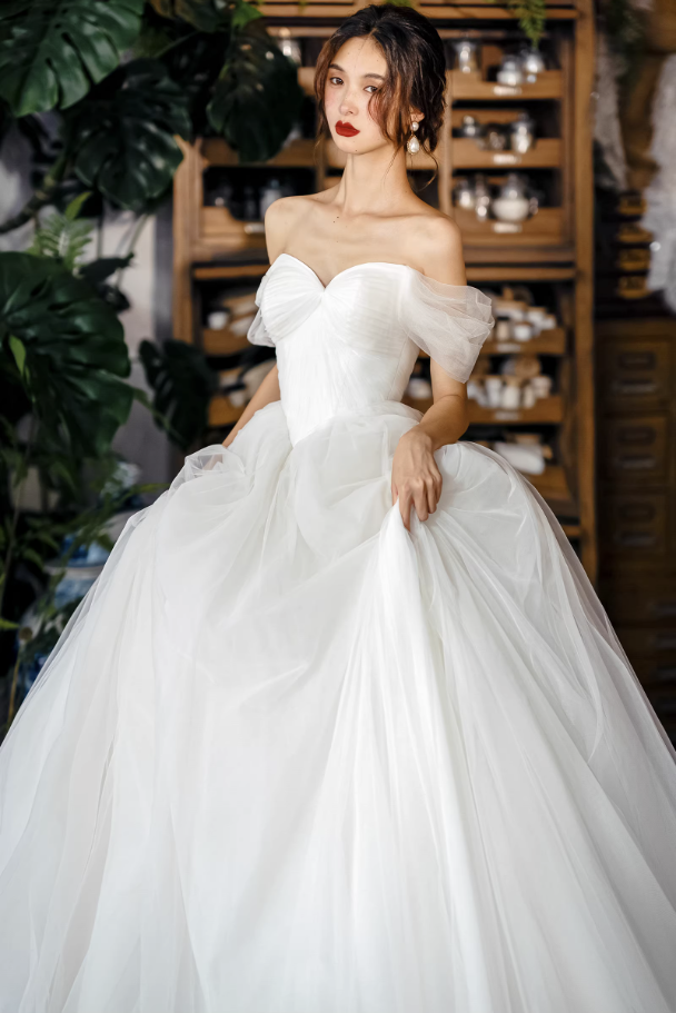 Váy cưới công chúa trễ vai voan bay_I08