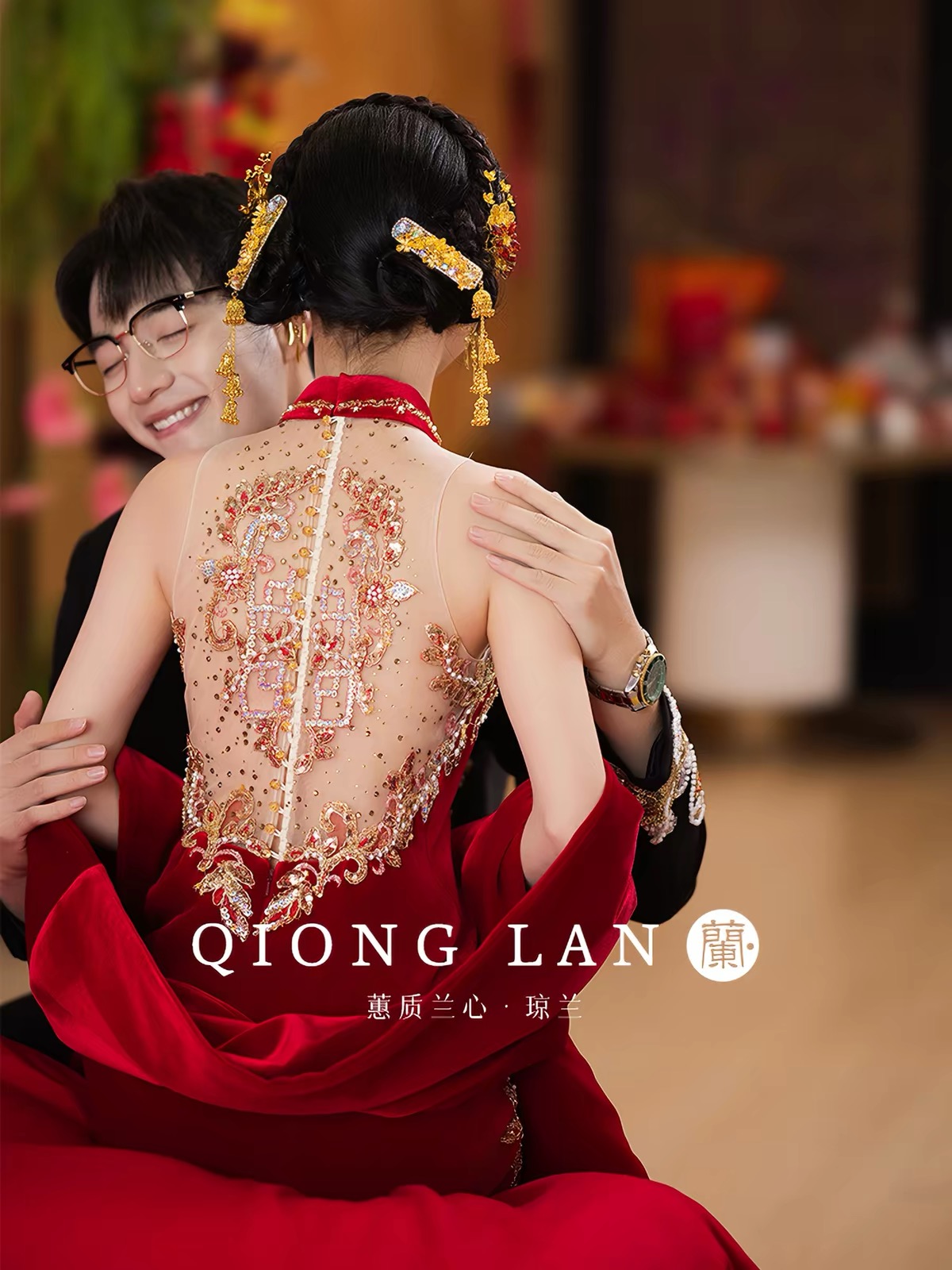 Sườn xám thêu hoa văn kèm khăn choàng_I109