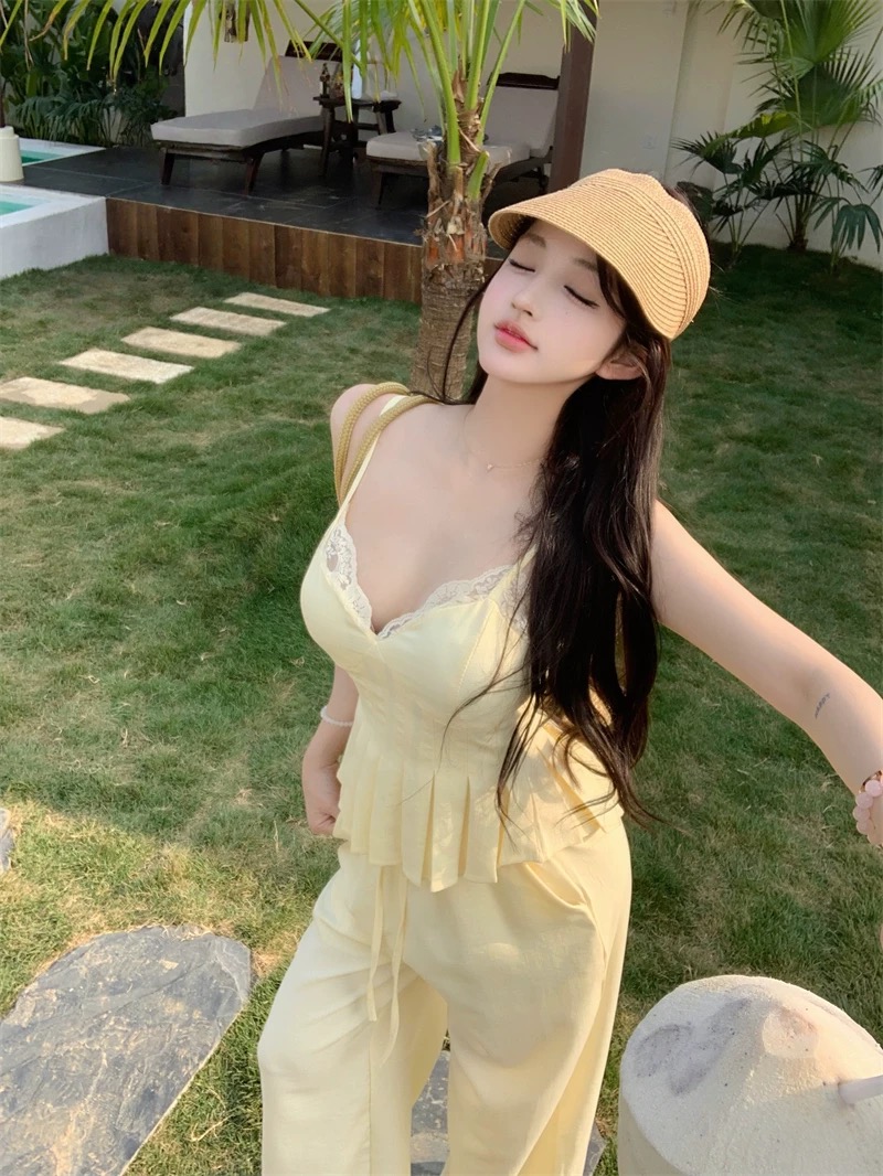 Áo hai dây phối quần vàng pastel nữ tính_E01