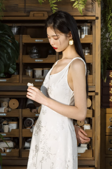 Váy cưới hai dây dáng suông thêu hoa nhẹ nhàng_I23