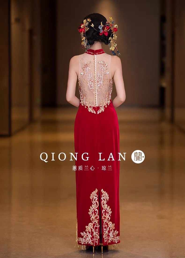 Sườn xám cô dâu đỏ thêu hoa văn vàng, tay lửng tua rua_I138