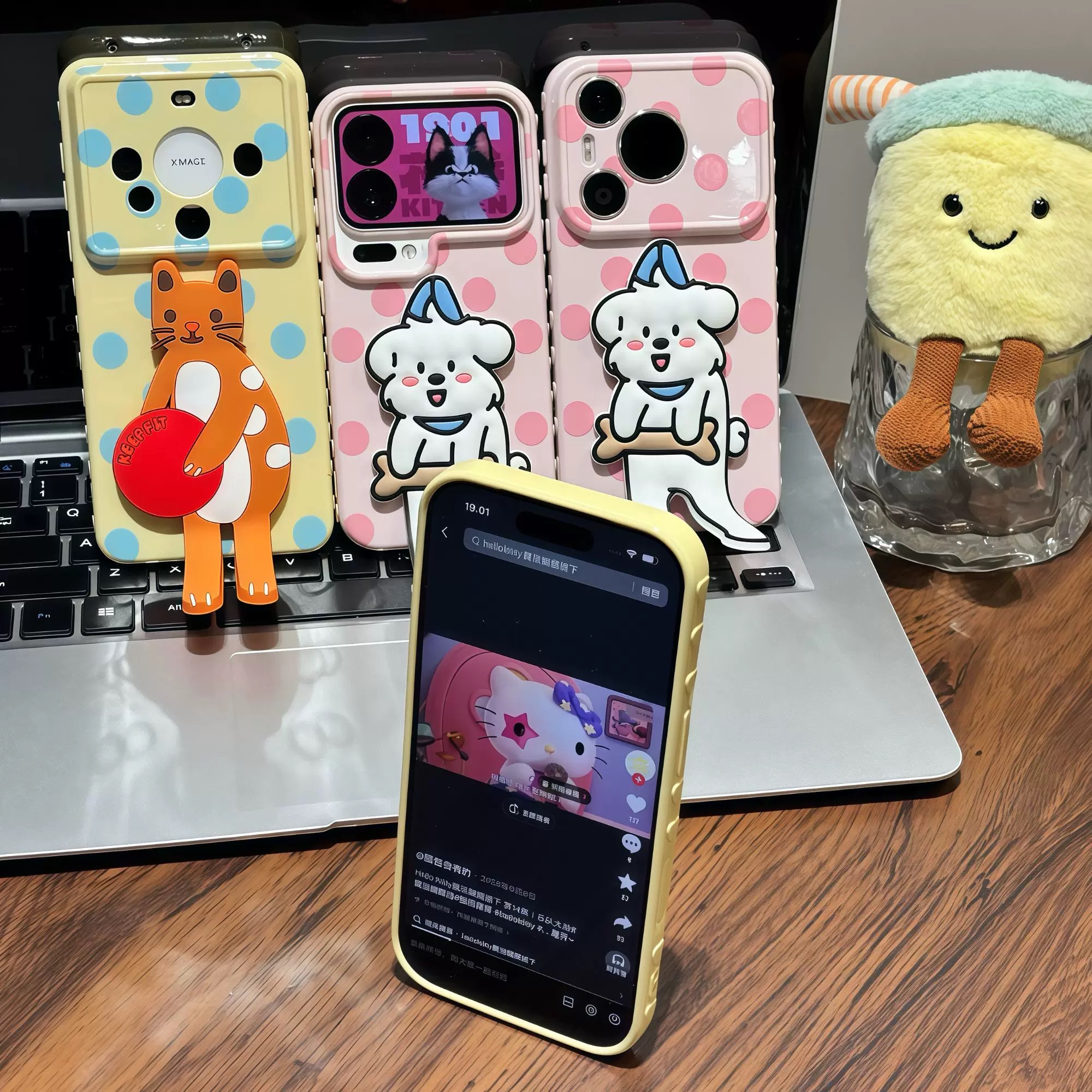 Ốp lưng chó trắng mèo cam nền chấm bi giá đỡ điện thoại_O113 (Iphone, Huawei, Honor, OPPO, Vivo, Xiaomi & Redmi)