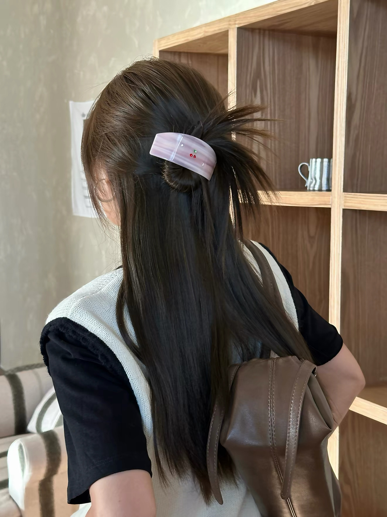 Kẹp chuối acrylic đính cherry_T06