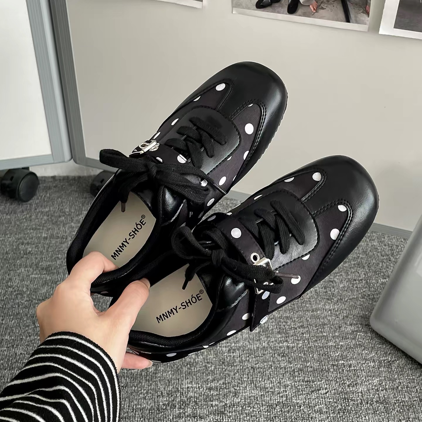 Giày sneaker mũi tròn chấm bi_S04